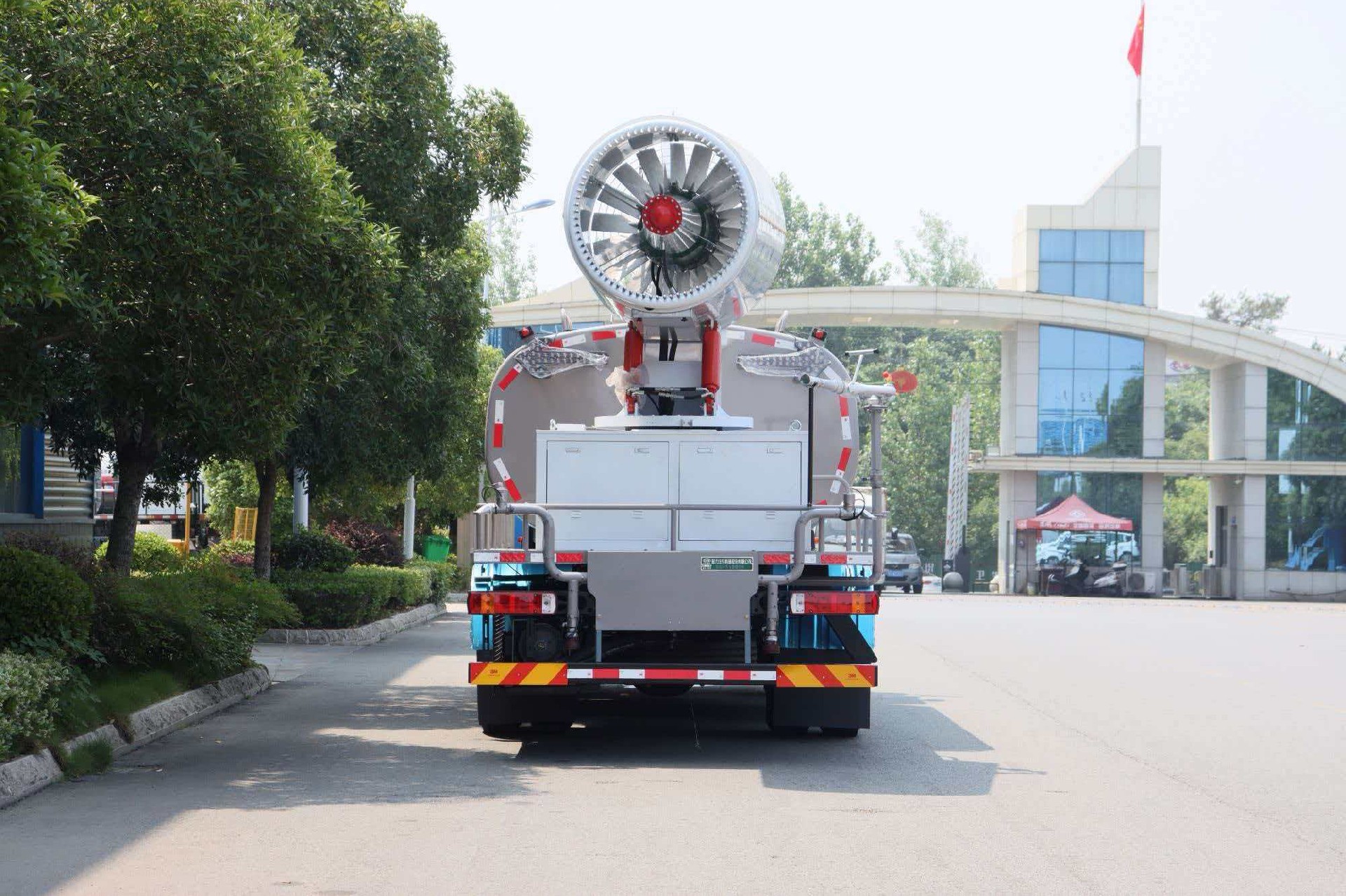 福田18吨纯电多功能抑尘洒水车