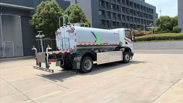 东风华神8方纯电动洒水车