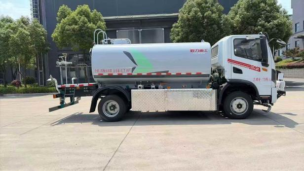 东风华神8方纯电动洒水车