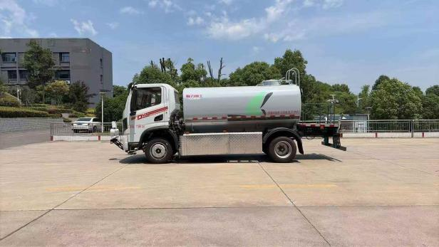 东风华神8方纯电动洒水车