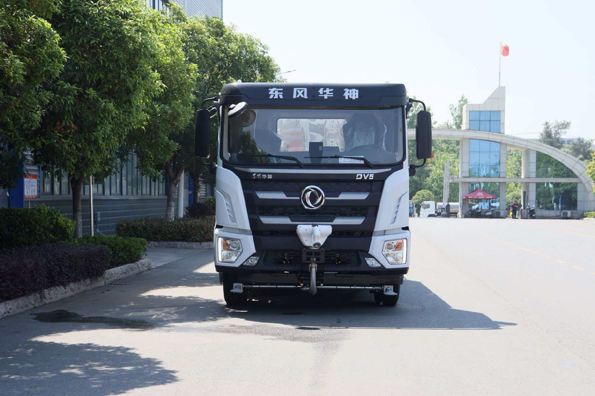 东风华神18吨纯电洒水车
