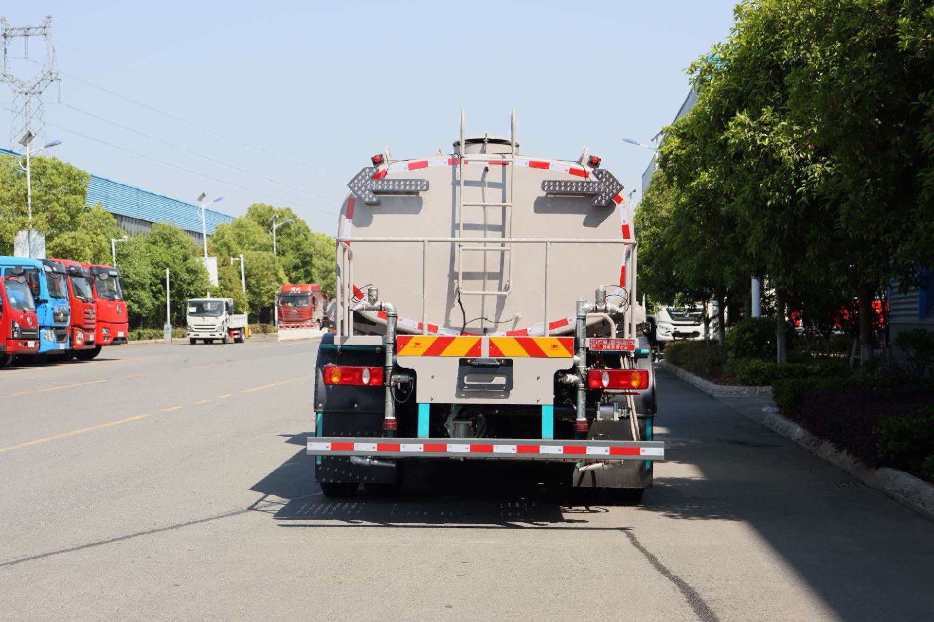 东风华神18吨纯电洒水车