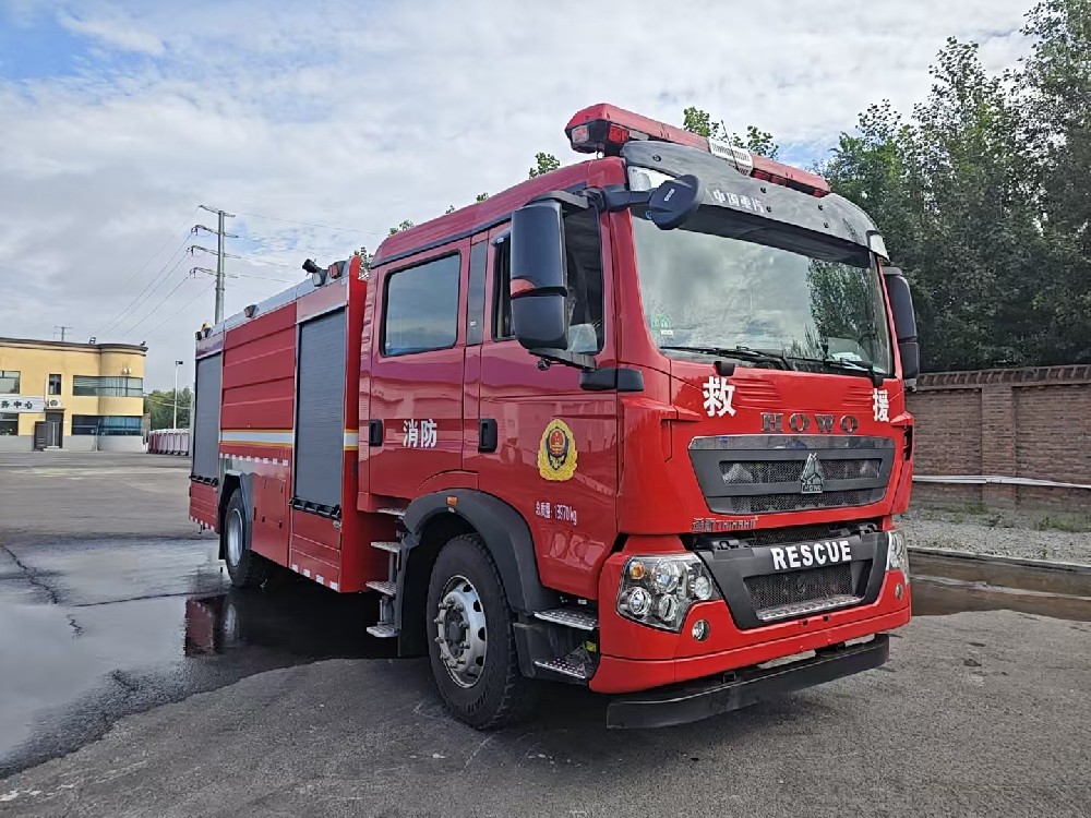 8吨水罐消防车