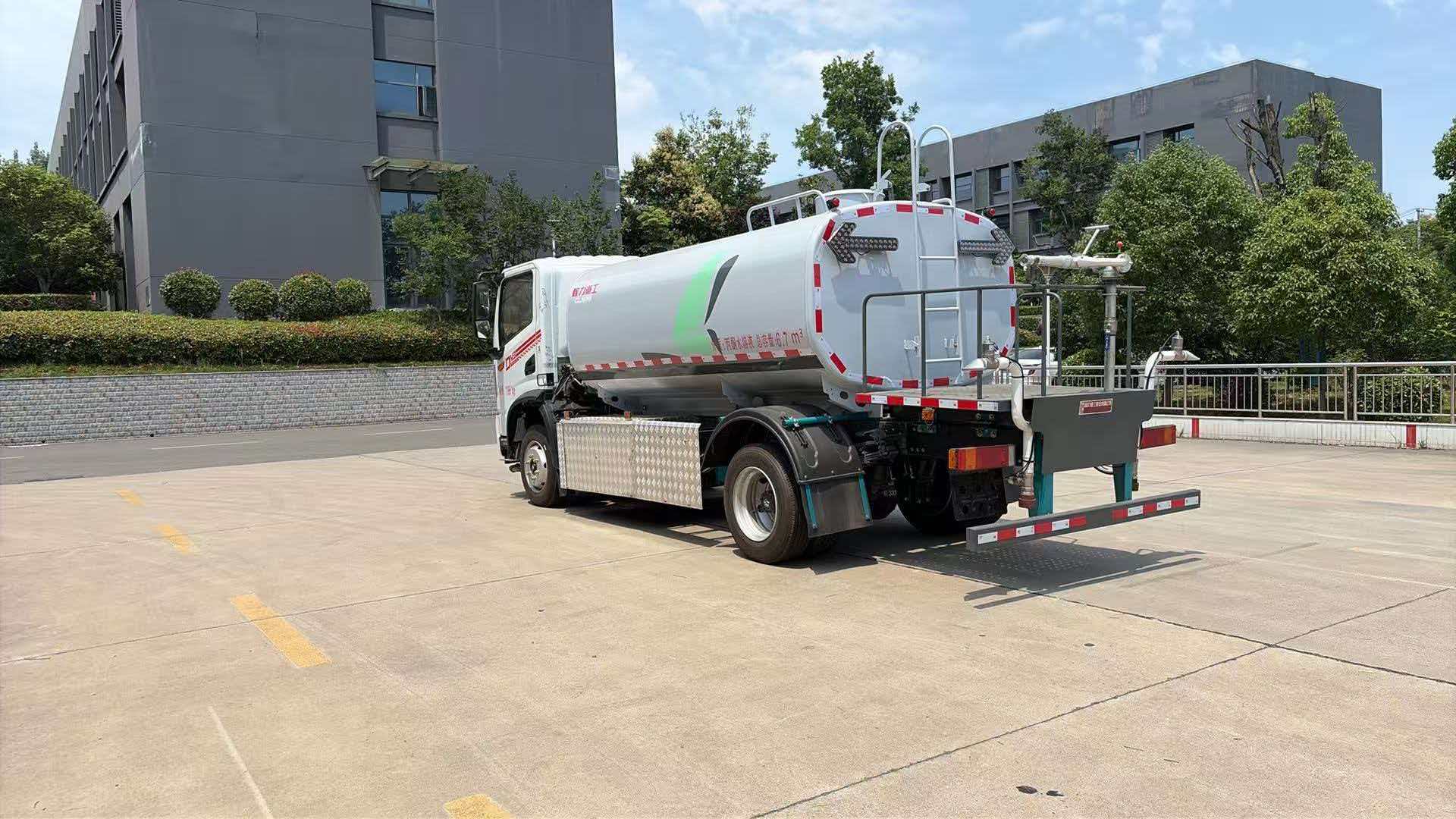 东风华神12吨新能源纯电动洒水车