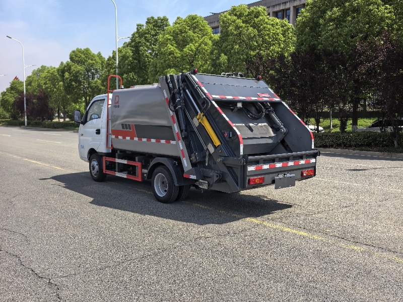 吉利新能源压缩垃圾车5.5方
