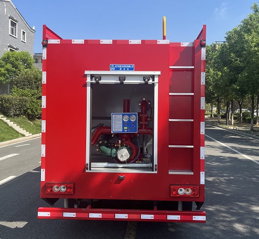 福田双排四驱6吨森防洒水车