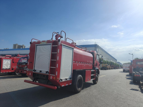 三环5吨四驱消防洒水车