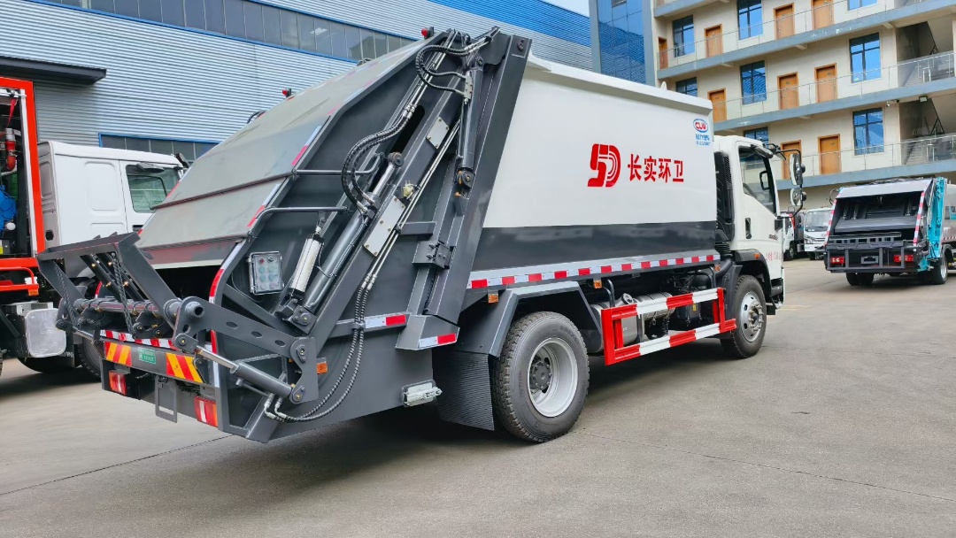 12方重汽豪沃3800轴距压缩垃圾车