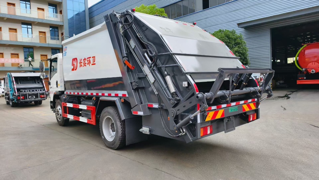 12方重汽豪沃3800轴距压缩垃圾车