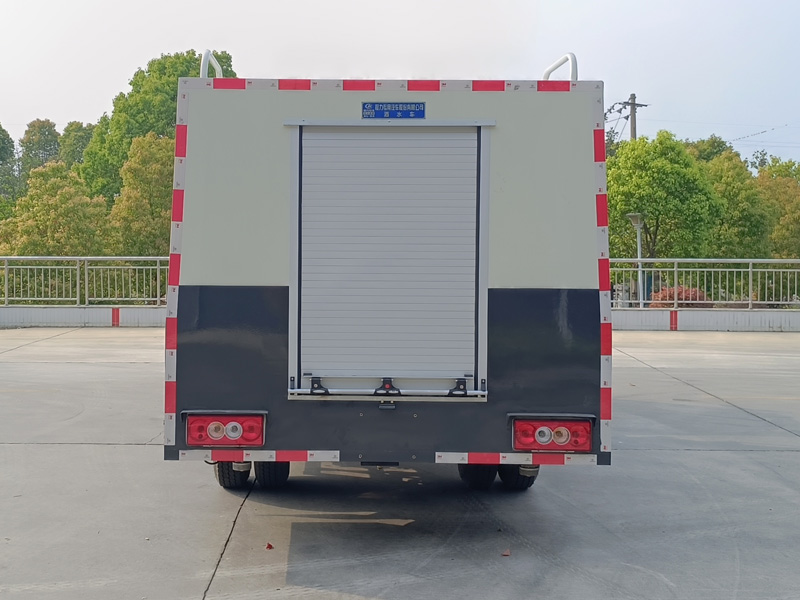 福田3吨H2单排方圆罐消防洒水车