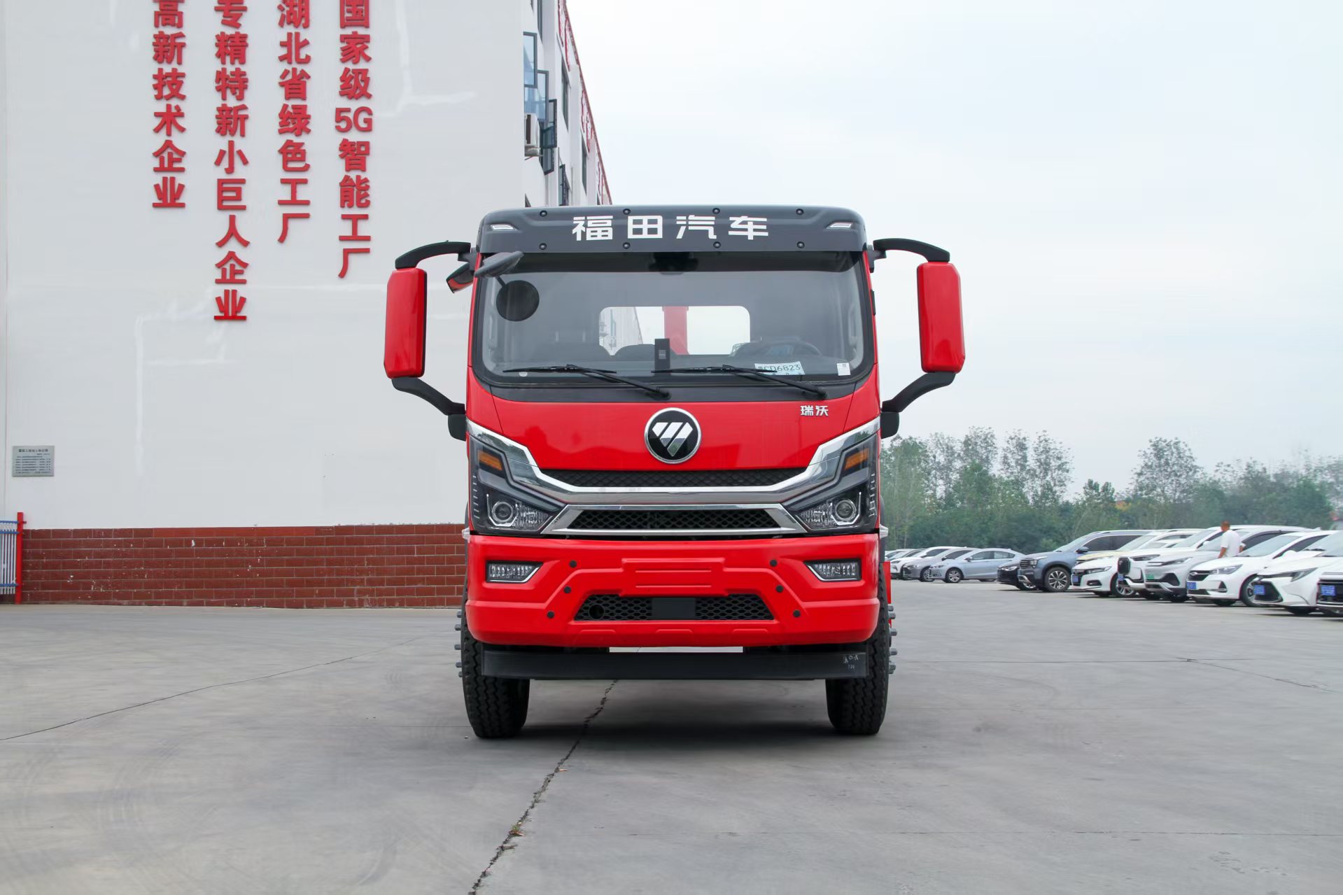 福田瑞沃新款TS6玉柴240马力钩臂垃圾车
