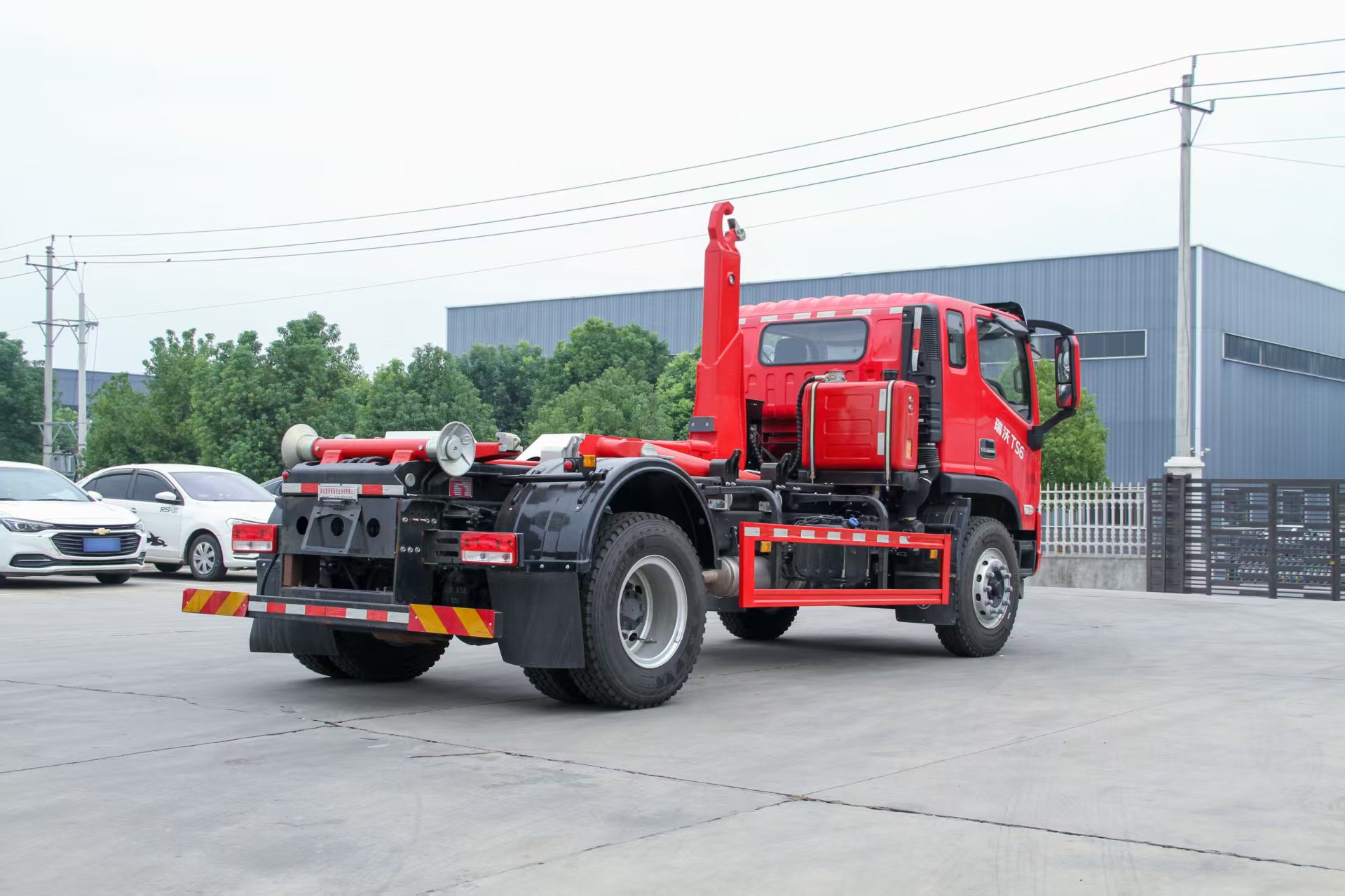 福田瑞沃新款TS6玉柴240马力钩臂垃圾车