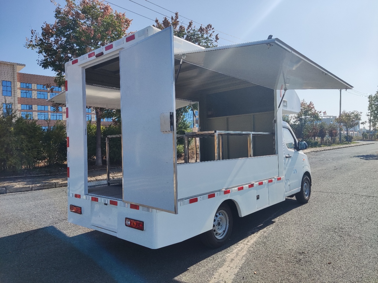 吉利F1E新能源售货车