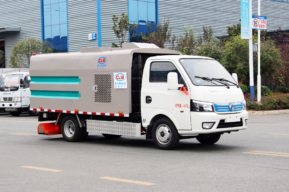 3.5m³东风华神4.5吨纯电吸尘车