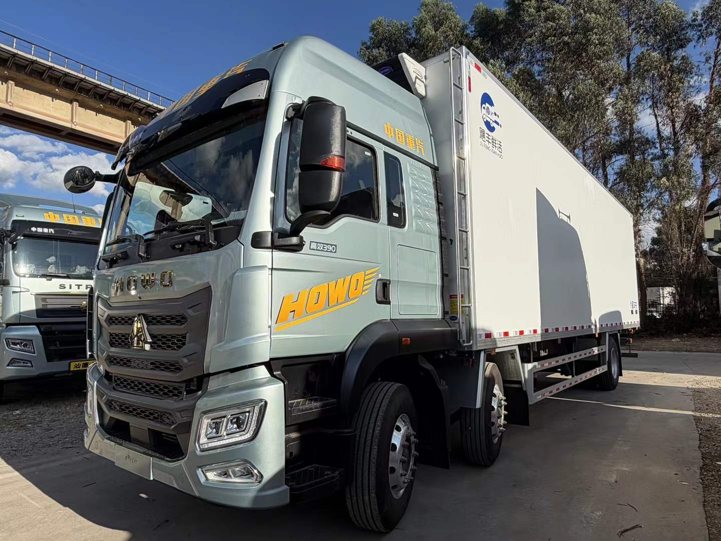 重汽豪沃9.6米冷藏车